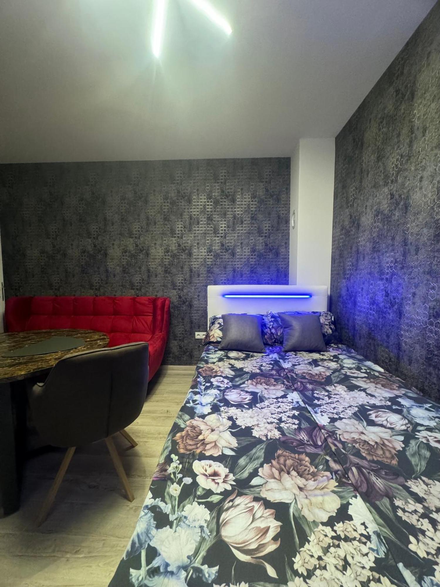 Apartment Center 5 *